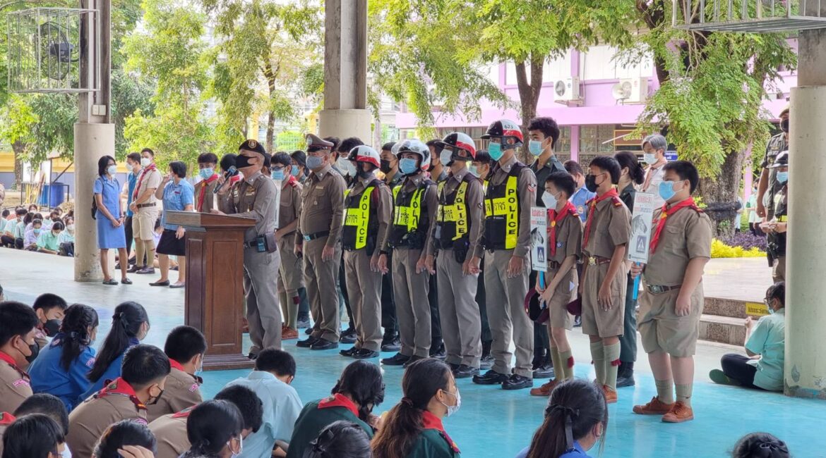 ตำรวจจากสถานีตำรวจภูธรเสาไห้ ให้ความรู้การขับขี่ปลอดภัย และวินัยจราจร