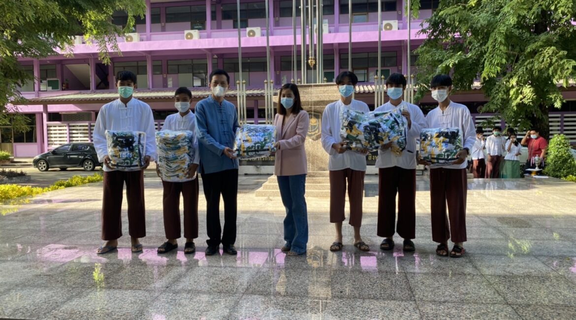 รับมอบเสื้อนักกีฬาจากความอนุเคราะห์ของ บริษัท TW การ์เม้นแอนด์สปอร์ต