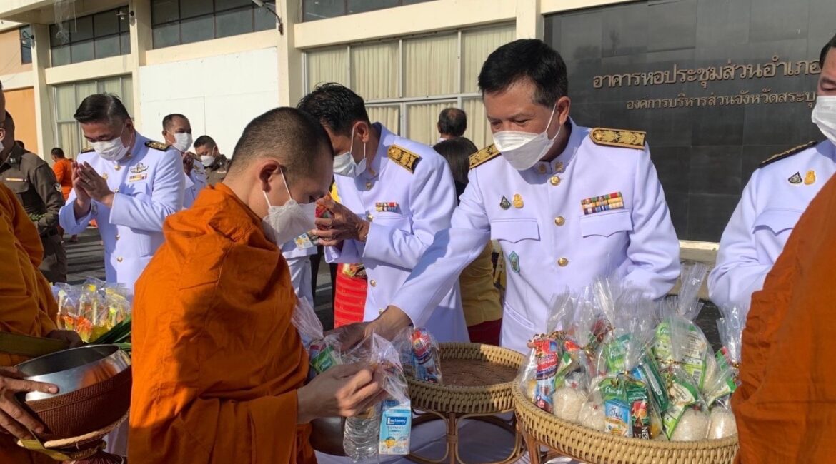 ผู้บริหารและคณะครู ร่วมพิธีถวายพระพรและจุดเทียนถวายพระพรชัยมงคล